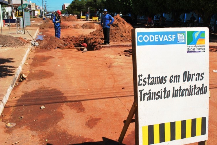 Depois de um ano de obras que infernizaram a cidade, dois anos depois o sistema de esgotamento sanitário de Luís Eduardo permanece sem utilização. Ninguém sabe avaliar a contaminação do lençol freático, fruto de  milhares de fossas convencionais e de esgoto a céu aberto.