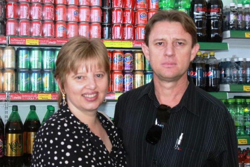 Léo e a esposa, trabalhando juntos