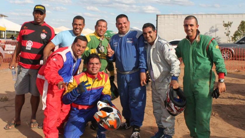 Grupo de pilotos na Turismo, disputando o campeonato baiano