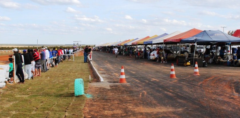 Os boxes e o pit lane: os visitantes ficaram surpresos pela construção do autódromo em pouco mais de 30 dias.