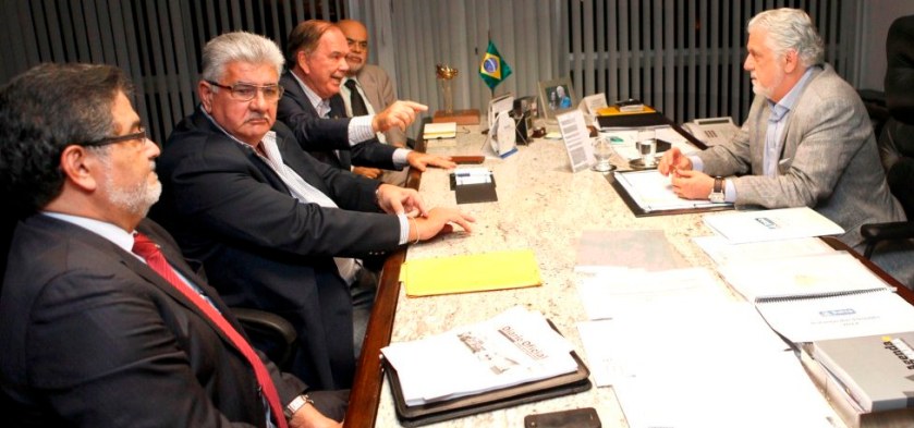 Governador Jaques Wagner em reunião com João Leão Deputado Federal, Antonio Henrique Moreira, prefeito de Barreiras, nesta segunda-feira. Se Tonhão foi pedir dinheiro, voltou com as mãos vazias.