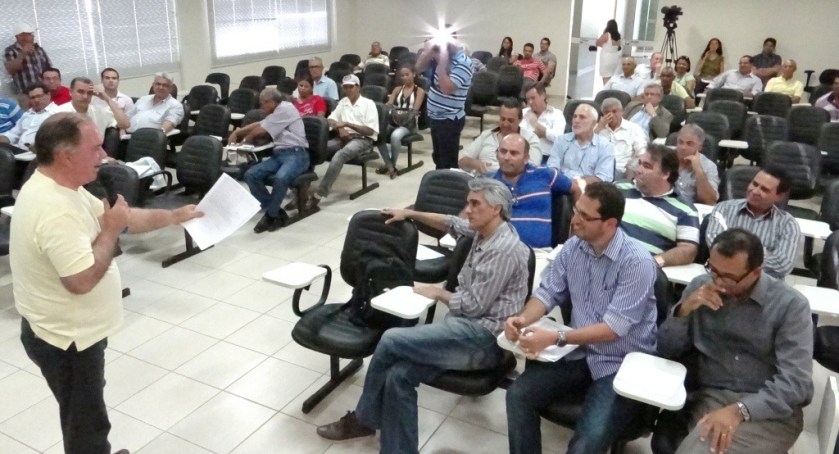 Leão fala aos prefeitos da UMOB