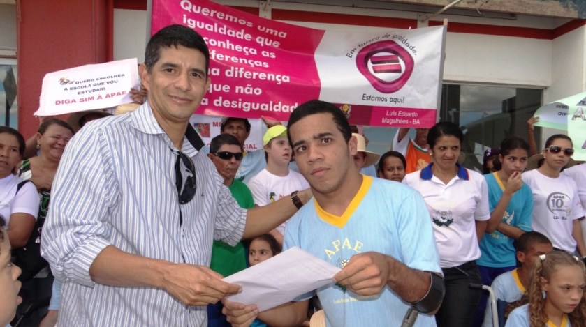 O vice-prefeito Marcos Alecrim recebeu dos alunos da APAE uma carta aberta as autoridades e a população.