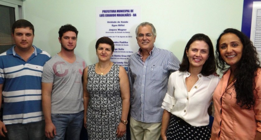Prefeito acompanhado dos familiares de Egon Riffel, a secretária de Trabalho e Assistência Social, Maíra de Andrada e a secretária Saúde, Soraia Luedy.