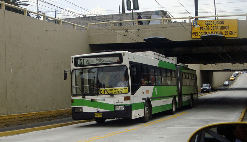 O trolebus de Quito, Equador. Sem cruzamentos.
