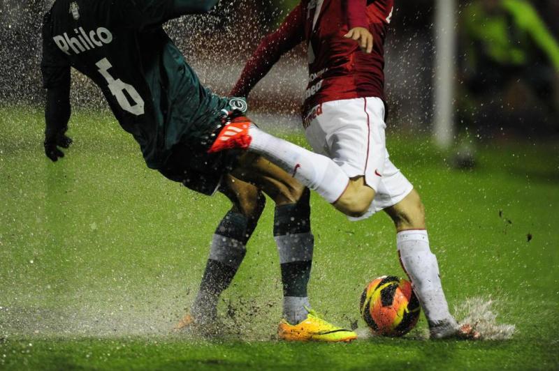 Campo encharcado nivelou as equipes de Inter e Goiás. Foto de Ricardo Duarte da RBS