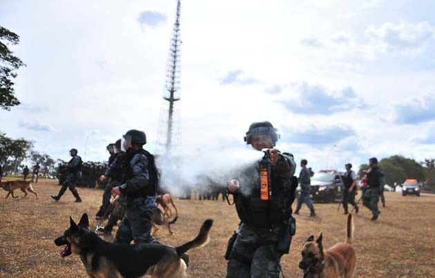 A própria jornalista fotografou os seus agressores.