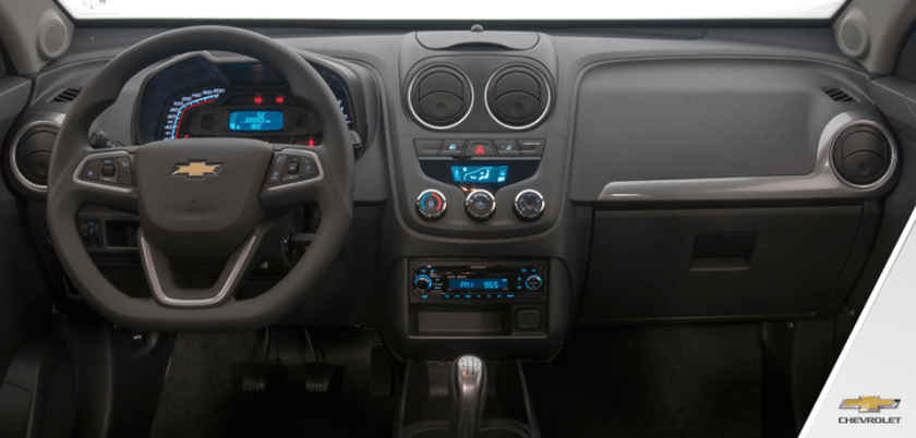 A Chevrolet Montana 2014 recebeu novidades também em seu design interno, com o novo volante, cor interna e tecido dos bancos. Além disso, as versões LS R9Q e Sport também possuem rádio com MP3 player, USB, entrada auxiliar e Bluetooth! Vá conferir na Chevrolet Topvel de Luís Eduardo Magalhães, Barreiras e Bom Jesus da Lapa.