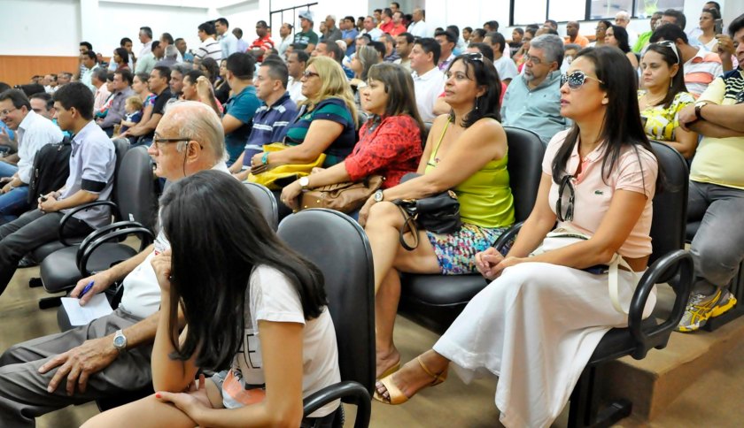 Platéia lotada na Câmara Municipal, num fim de manhã onde o termômetro do carro marcava 48º ao sol.
