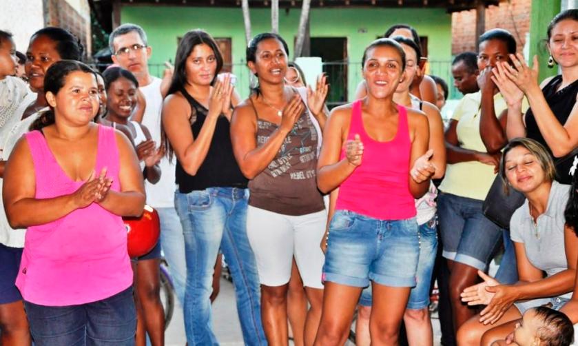 Professores comemoram o depósito de seus parcos salários