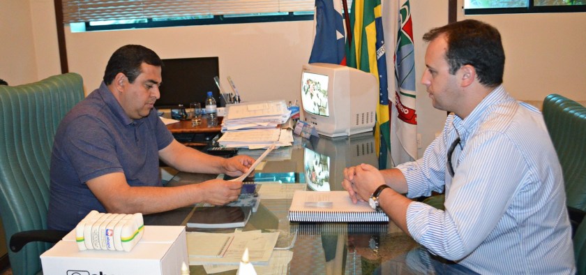 Em São Desidério, o prefeito Demir Barbosa recebe o representante da ABAPA para inteirar-se do projeto.