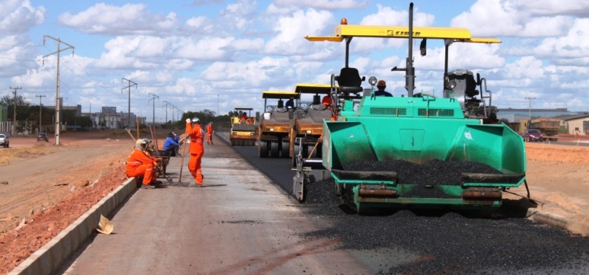 Quase uma dezena de máquinas estão envolvidas com o asfaltamento da pista de acesso leste-oeste.