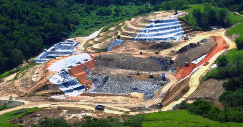 A construção de aterro sanitário é obra complexa. Mais complexo ainda é o recolhimento seletivo, reciclagem e processamento de produtos aproveitáveis.