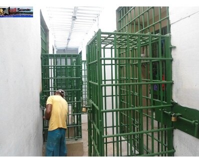 A custódia do complexo policial: acanhada e super lotada.