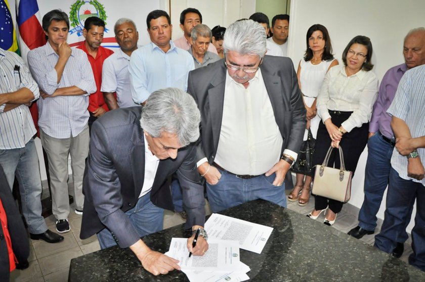 Paê assinanando o mandato provisório