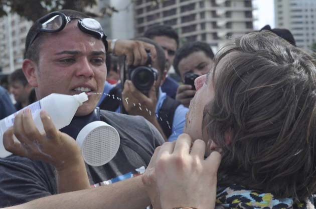 A fotógrafa é socorrida por colegas. Foto de André Nahur.