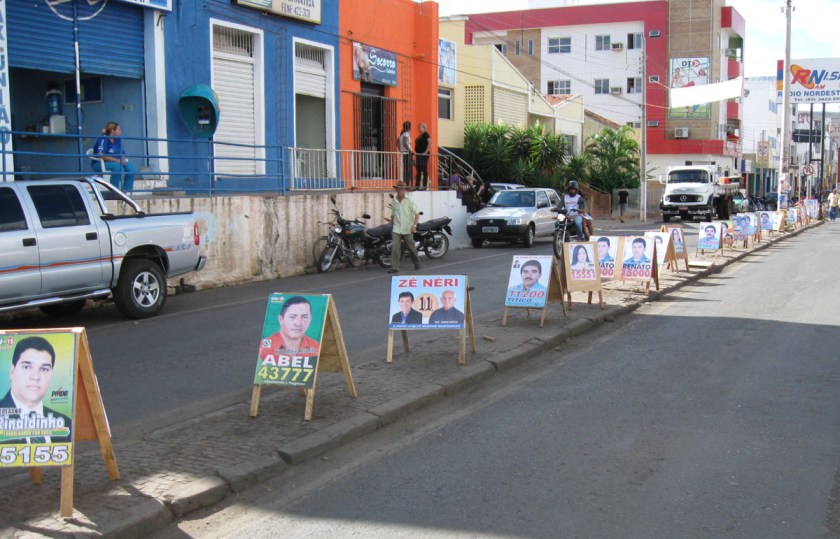 Festival de placas, faixas e carros adesivados acabou. Mídias sociais podem conter opinião.