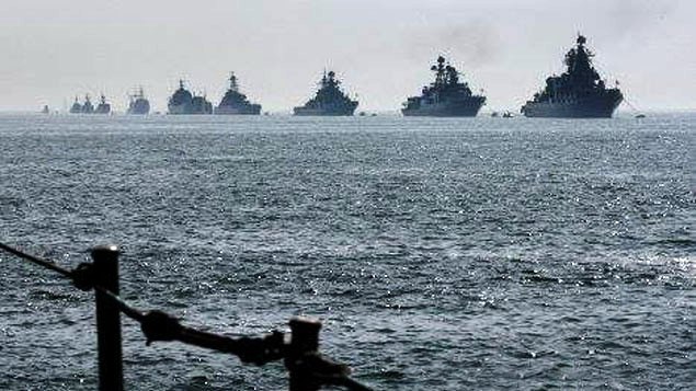 Flotilha russa, pronta para combate, ancorada no Mediterrâneo.