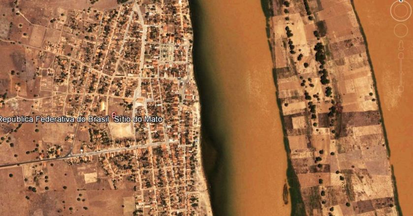Imagem de satélite Google Earth. À beira do São Francisco, próximo a Bom Jesus da Lapa, Sítio do Mato tenta sobreviver à sanha de seus gestores