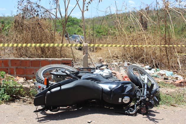 A moto do ladrão ficou longe do carro. Ele foi arrastado por mais de 20 metros pelo carro da professora numa faculdade de Medicina