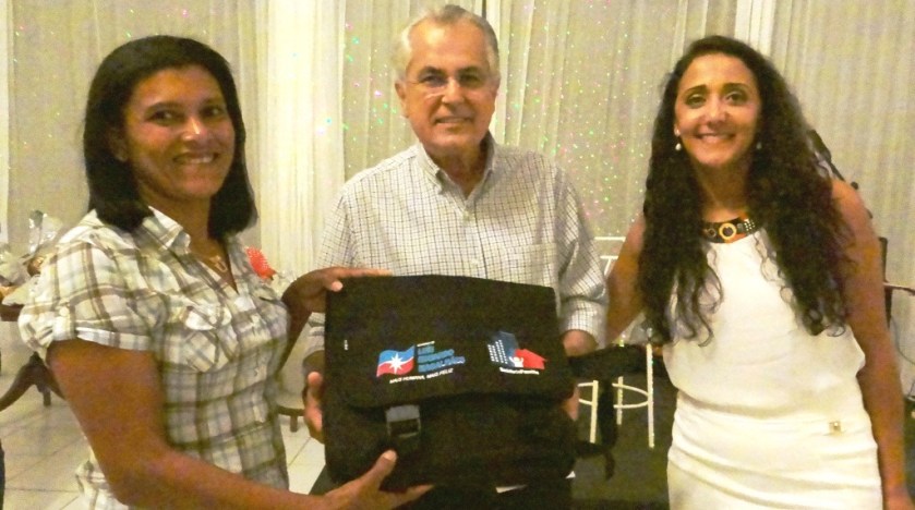 A agente comunitária Rita Maria, em nome dos agentes, recebeu a nova bolsa de trabalho para auxiliar as atividades de campo em visitas domiciliares.