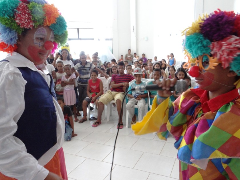 A magia do circo se fez presente com a participação de vários palhaços interpretados pelas crianças e adolescentes do Projovem.