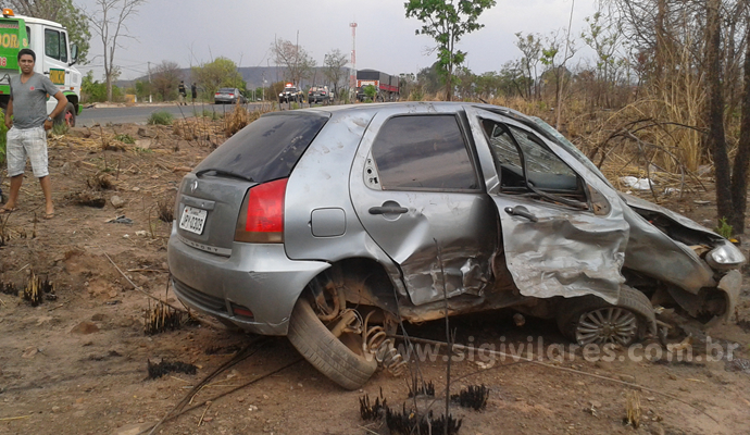 Em Barreiras,  o condutor de um Honda Civic, Geovane Studt Marcucci, de 23 anos, que seguia sentido LEM, em visível estado de embriaguez, invadiu a pista contrária e atingiu um Fiat Pálio. O motorista do Pálio, Luís Augusto Cruz Santos, de 29 anos, desviou abruptamente seu veículo para a pista contrária, capotando diversas vezes e deixando o passageiro, Renato da Silva, com 25 anos, gravemente ferido. Foto de Sigi Vilares.