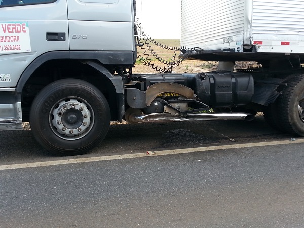 O primeiro caminhão foi atingido de raspão. Mas a caminhoneta desgovernou-se, rodou na pista e atingiu o próximo caminhão frontalmente.