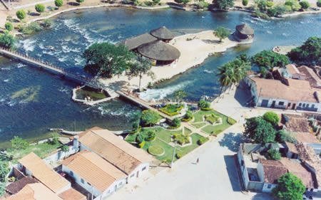 Correntina: o rio Corrente continua correndo, cristalino, para o seu destino, enquanto os políticos se pegam na Justiça