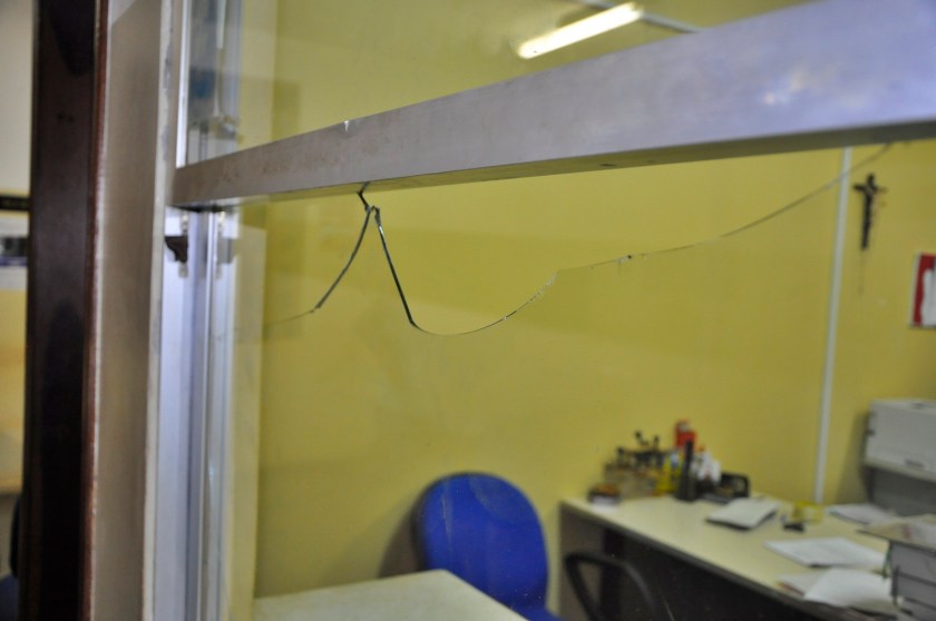 O vidro do cartório eleitoral quebrado