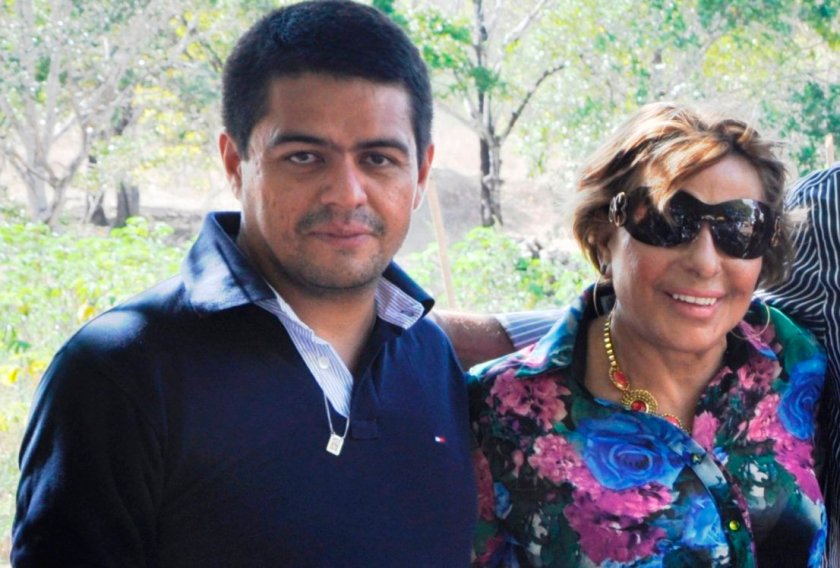 Gillian Rocha com Antonia Pedrosa em foto recente: de fiscalizador a apoiador como num passe de mágica.