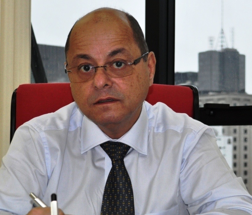 O médico que socorreu e conduziu o caso da enfermeira