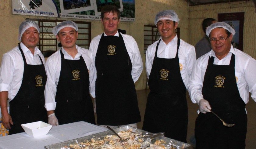 Um grupo de abnegados organizadores, incansáveis ao servir os convidados