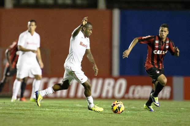 Leandro Damião: atuação fora de foco, como na foto  de  Hedeson Alves para a Zero Hora.