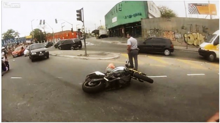 Bandido no chão após 2 tiros do Capitão.