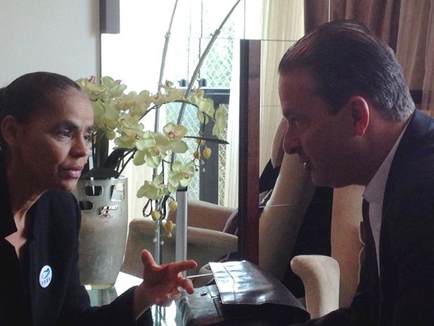 A ex-senadora Marina Silva (Rede) e o governador Eduardo Campos (PSB), em conversa pela manhã registrada pelo senador Rodrigo Rollemberg (PSB-DF) (Foto: Rodrigo Rollemberg/PSB)