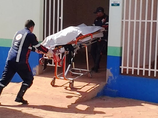 O corpo de Dinho chega à UPA. 