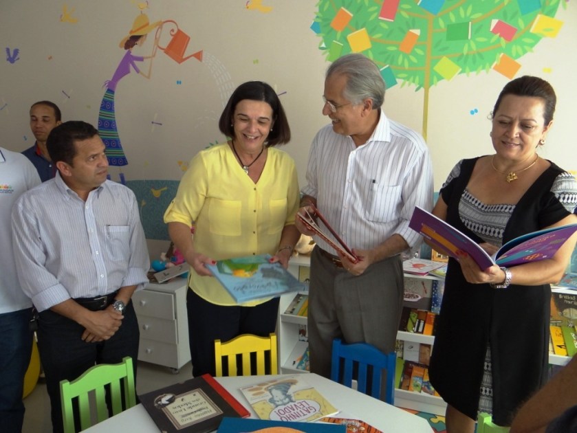 O vereador Jarbas Rocha, a coordenadora de projetos da Bunge, Cecília Carvalho, o prefeito e a secretária de educação em visita a Sala de Leitura