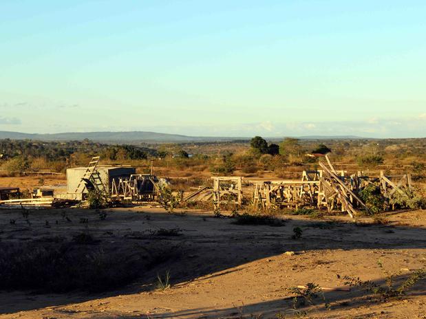 Obra da cadeia Mário Bittencourt, há muito tempo parada, com arbustos nativos crescendo no meio da construção. Foi decidida também frente ao clamor público?