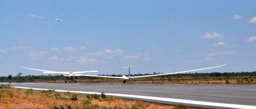 As primeiras decolagens, com os rebocadores levando os planadores para o céu.