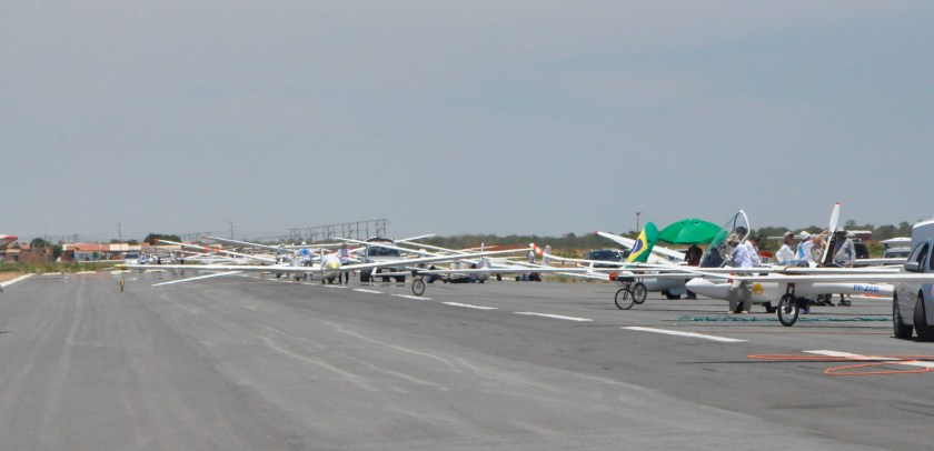 O grid de largada de ontem: forte calor das 11h30m fez a festa dos pilotos.