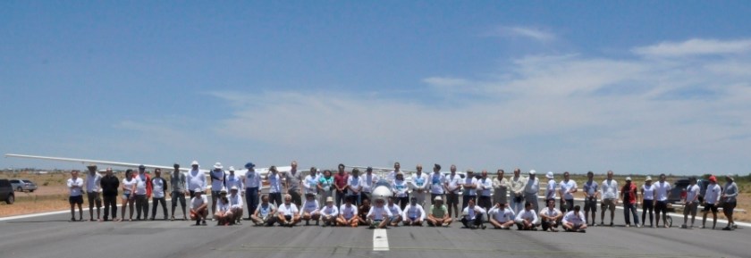 O grupo de competidores e alguns auxiliares técnicos numa foto para guardar de lembrança. Abaixo, detalhe do grupo.