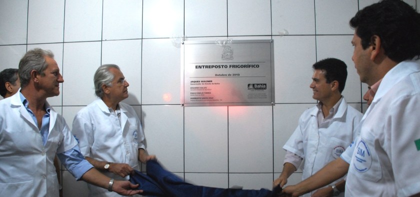 Renato Faedo, o prefeito Humberto Santa Cruz, o secretário de Agricultura da Bahia, Eduardo Salles e o diretor geral da Adab, Paulo Emílio Torres.