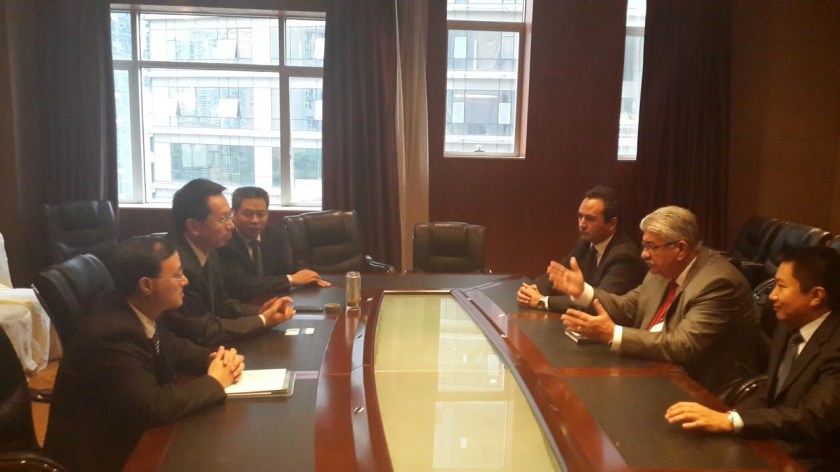 Da esquerda para a direita: Tang Wei, diretor geral da CBCDE, Câmara Brasil-China de Desenvolvimento Econômico; Sr. Song Yong, vice-presidente da Chongqing Grain Group Co. Ltd.; Sr. Antônio Henrique Moreira, prefeito de Barreiras; Sr. Yinfeng Wang, presidente da Chongqing Grain Group Co. Ltd.; Sr. Mario Renato; Sr. Hu Xu, presidente da Chongqing Red Dragonfly Co. Ltd.