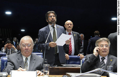 Plenário do Senado durante sessão deliberativa. O senador Valdir Raupp (PMDB-RO) discursa.