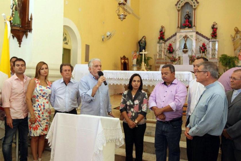 Wagner discursa, depois do bispo dom Luiz Cappio e faz promessas na área de segurança pública.