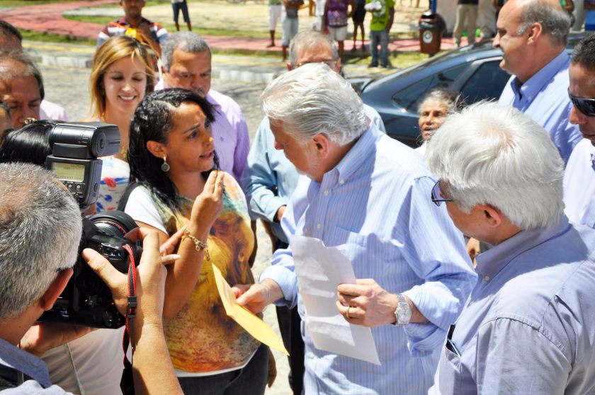 Wagner ouvindo queixas e recebendo documento de servidores municipais