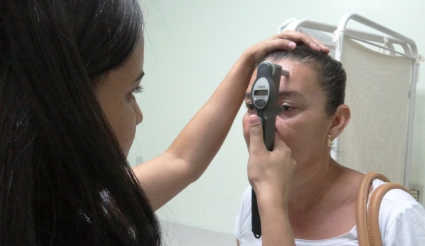 A paciente Erizete Souza, que foi comunicada por telefone para o grupo de consulta, realiza o exame de Tonometria.