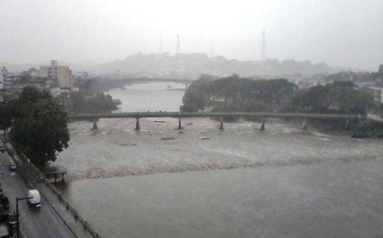 Chuva em Itabuna: o rio Cachoeira subiu 5 metros. Foto de Daniel Thame