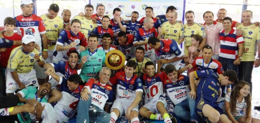 Entrega da premiação e a festa do título. Os jogadores e os torcedores comemoraram a conquista do título. (1)